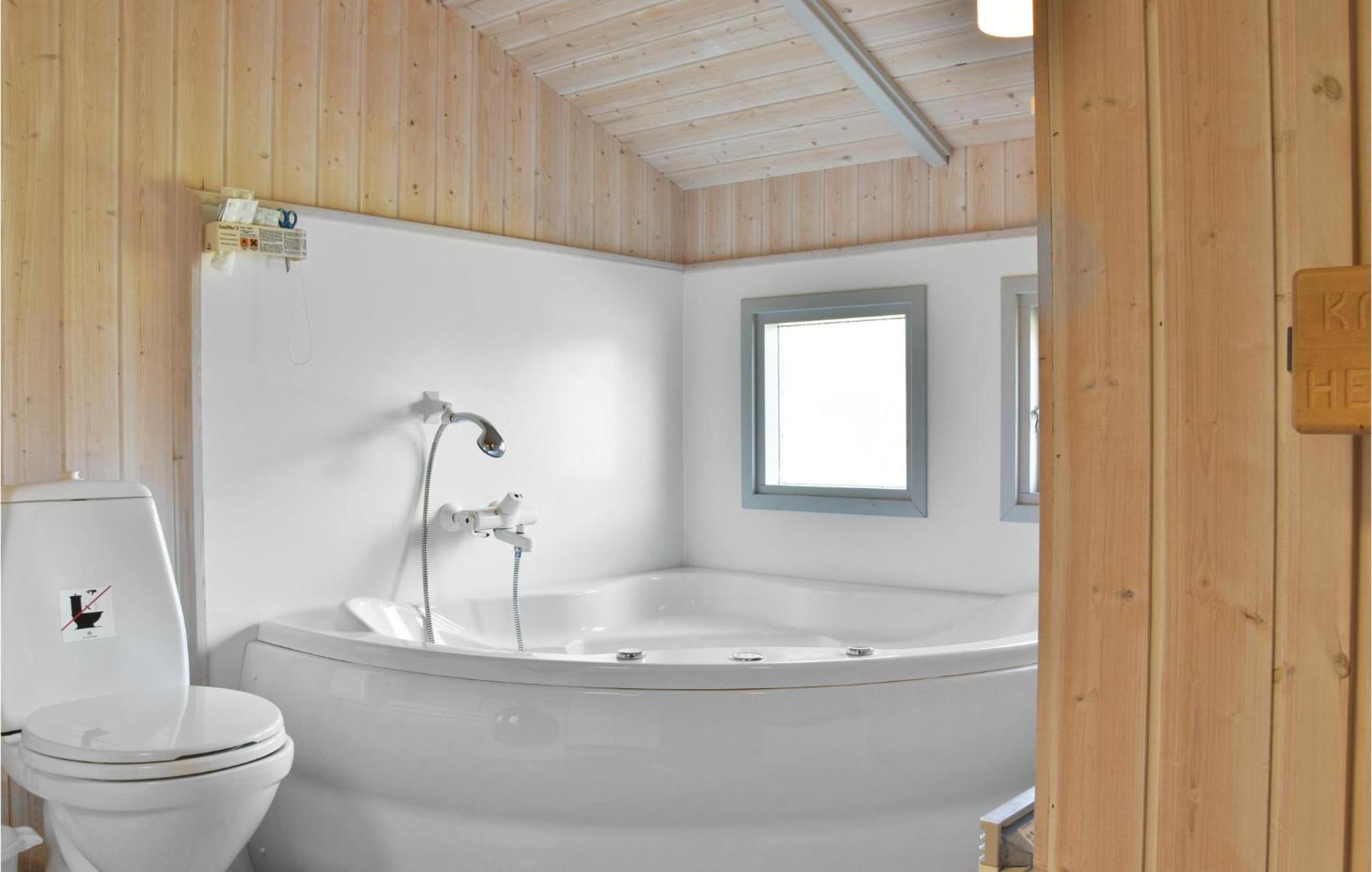 3 Bedroom Awesome Home In Hvide Sande Luaran gambar